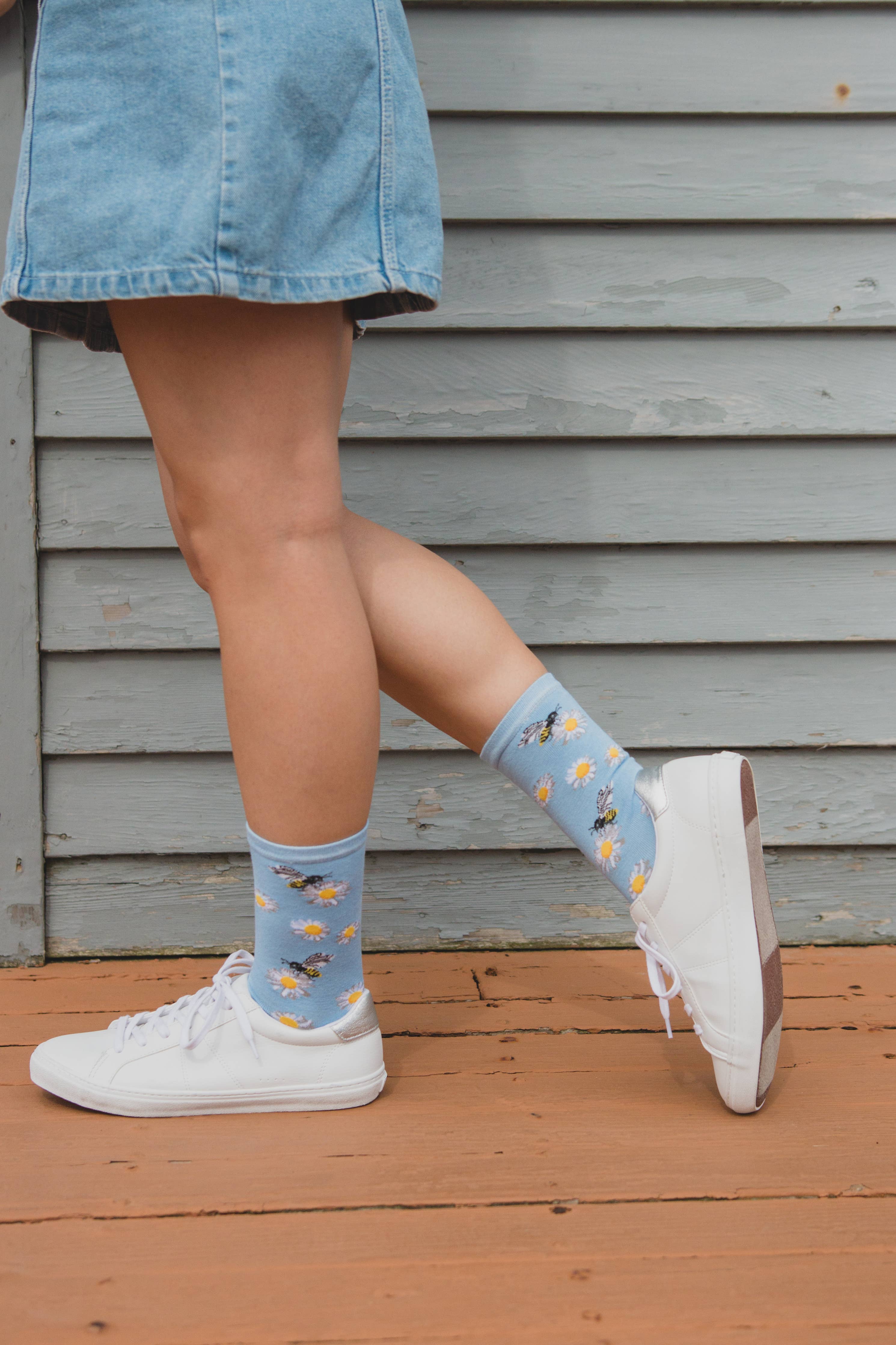 MeMoi Daisy Bees Bamboo Crew Sock: Light Blue / 9-11